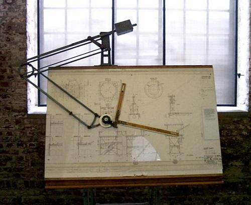Compás grande sobre tabla de dibujo