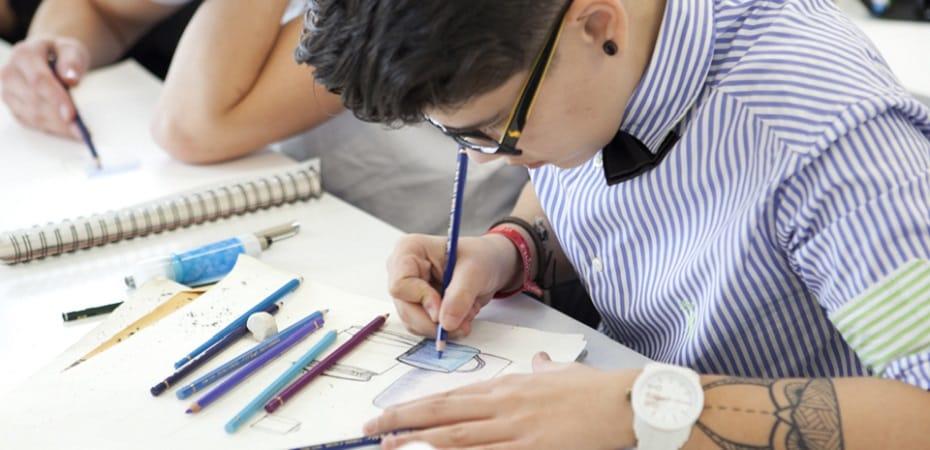 Adolescente haciendo practicando sus habilidades en el dibujo