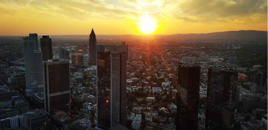 Atardecer cubriendo los edificios de una gran ciudad.