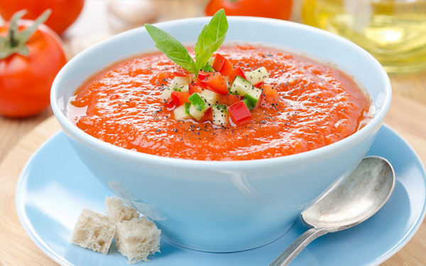Tazón de gazpacho bien decorado