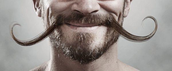 Hombre con grandes bigotes de manillar