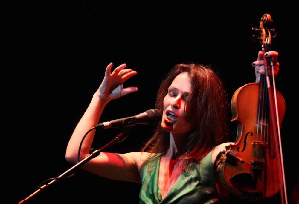 Aprender a cantar y a moverte en un escenario.