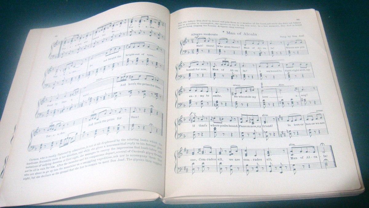 Libro de partituras abierto, mostrando un score