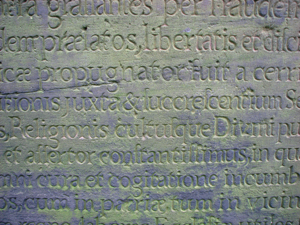 Letras del alfabeto latino grabadas sobre una piedra