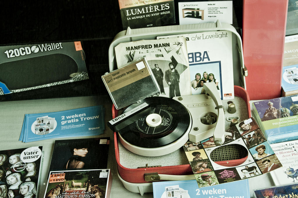 Toca disco y cofre con unos cuantos discos