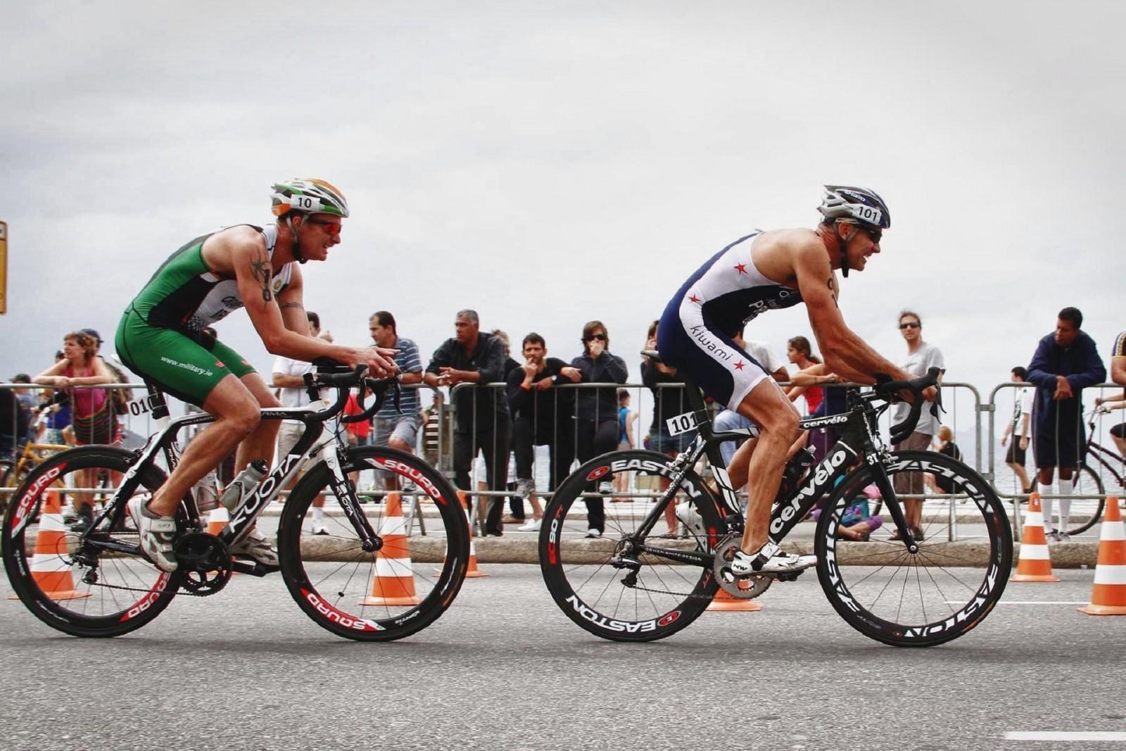 Dos ciclistas en una carrera