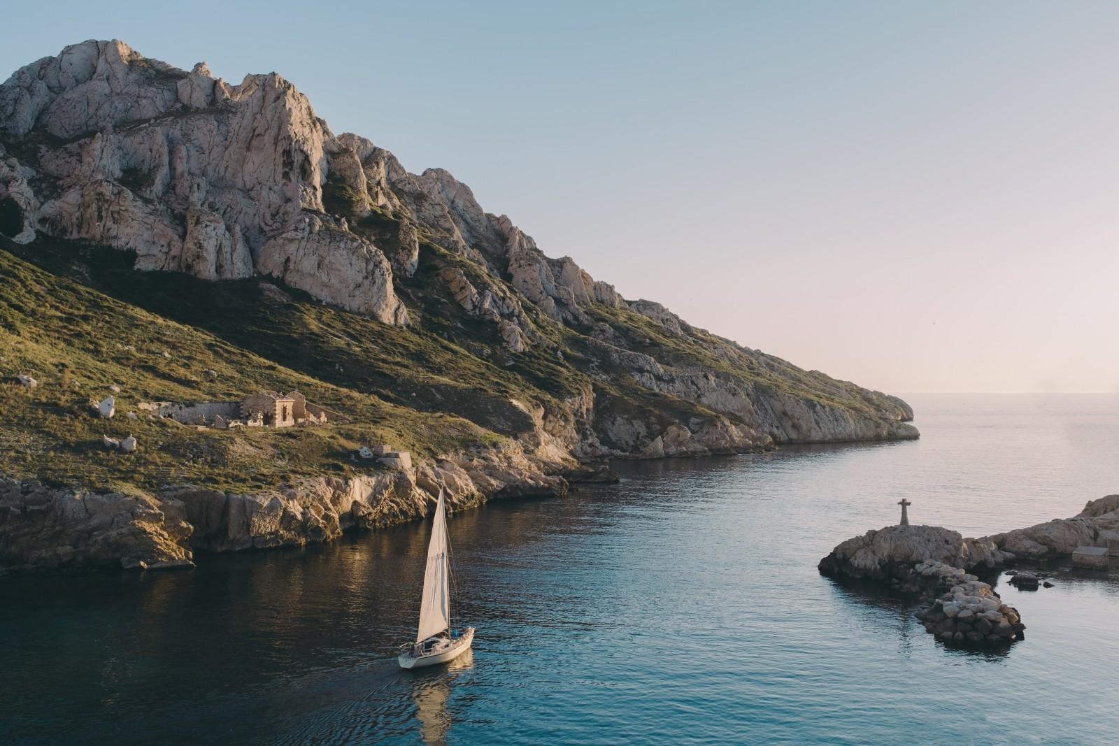 Montañas junto al mar