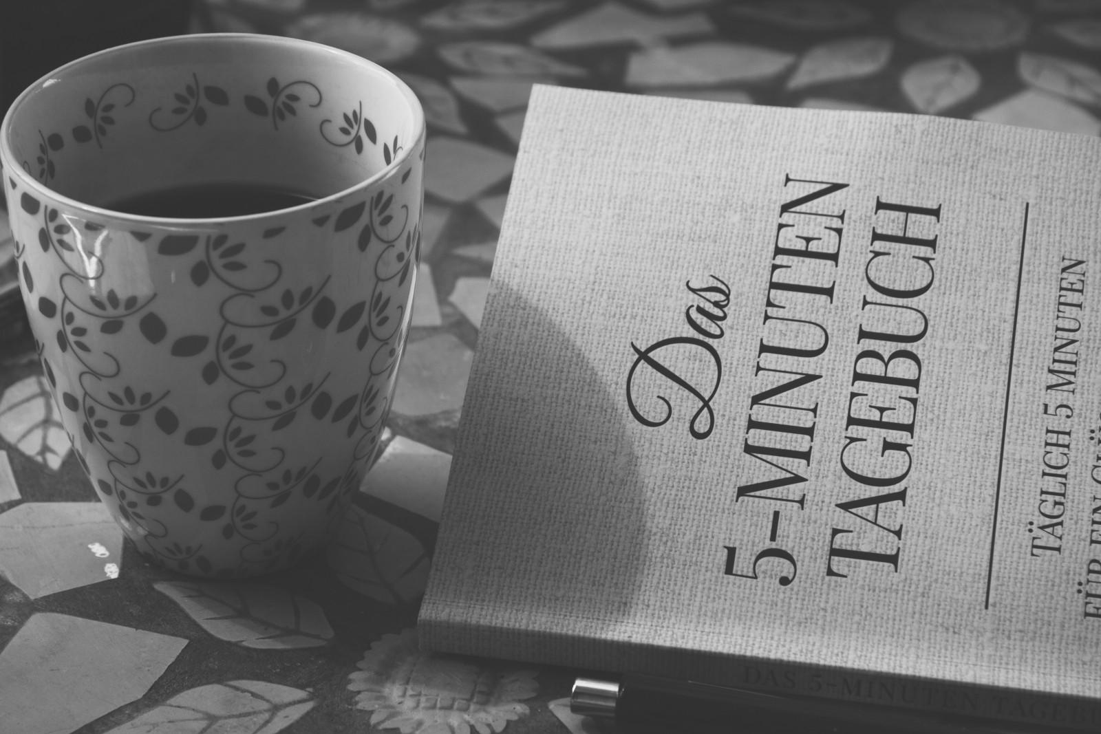 Libro en Alemán con una taza de té. Foto en blanco y negro