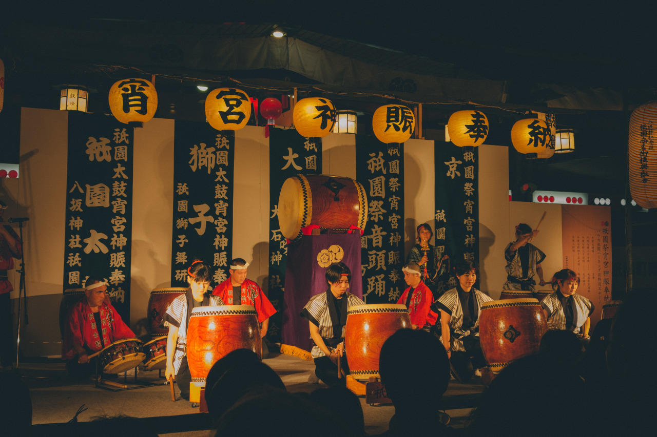 GRupo de japoneses reunidos en un salon con instrumentos.