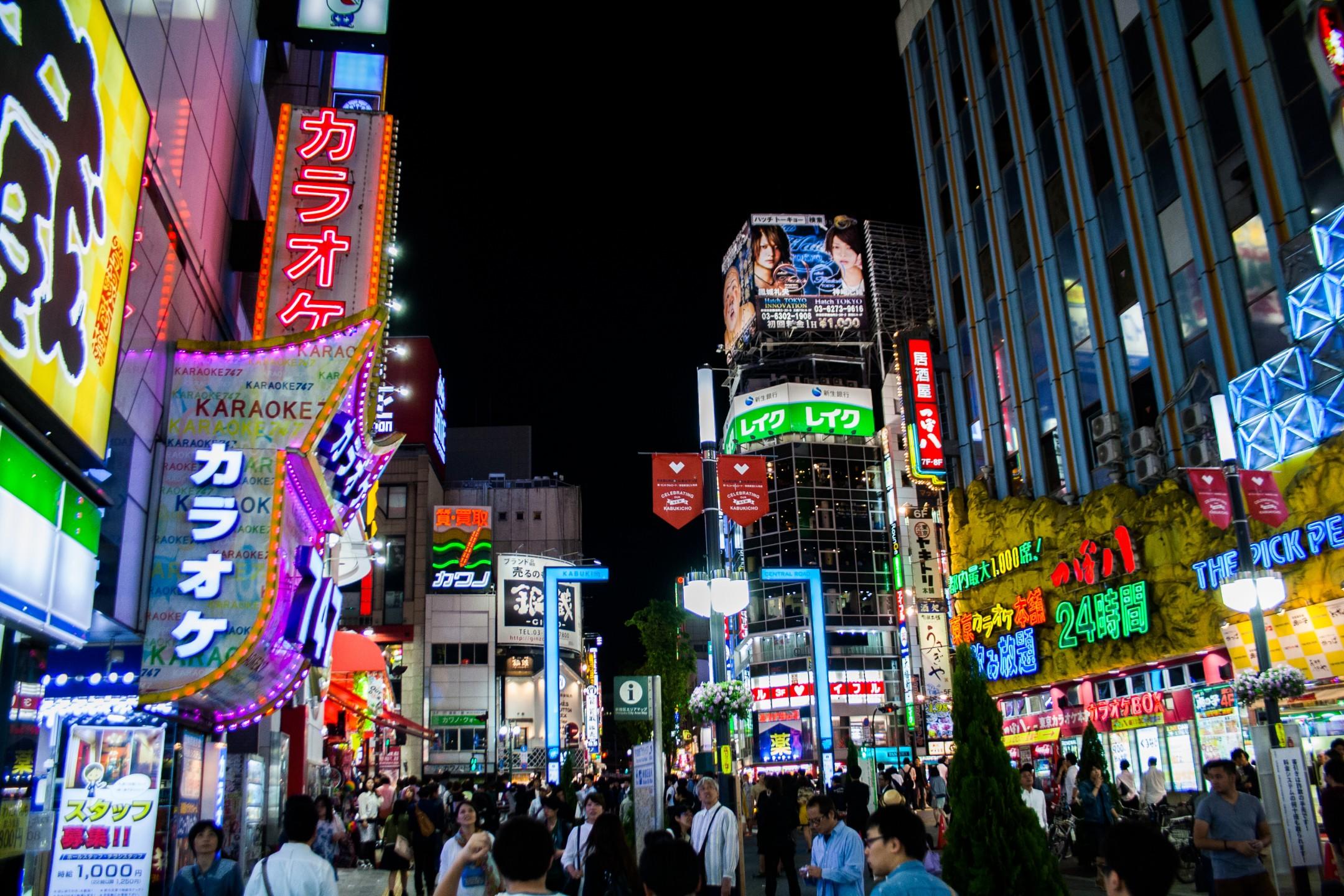 Calle con mucho comercio en Japón, vista en al noche.