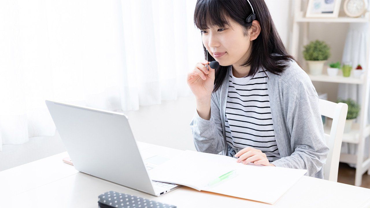 Niña aprendiendo japonés virtualmente por medio de una computadora