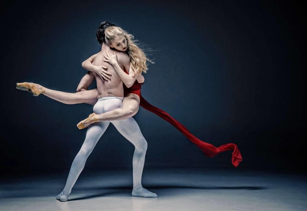 Pareja haciendo una coreografía de baile