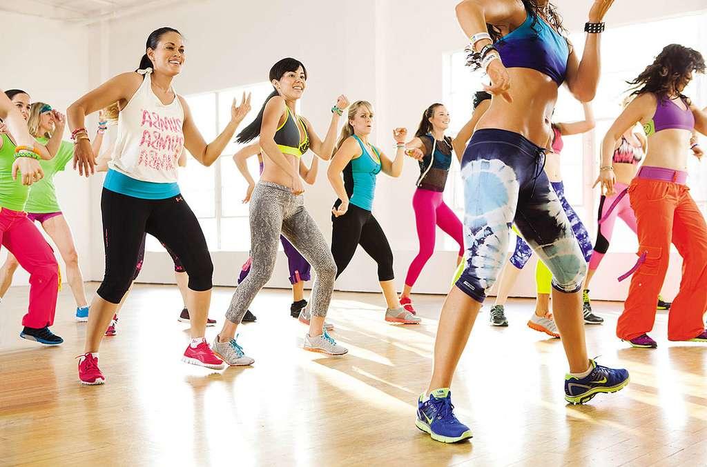 Grupo de mujeres en una clase de baile de gimnasio