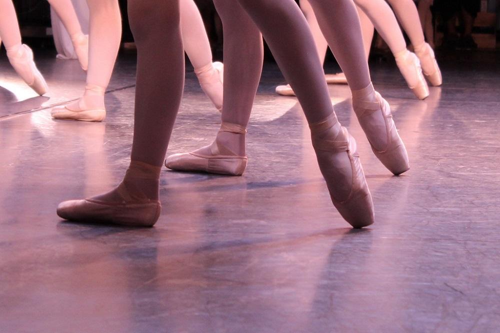 Pies de bailarinas sobre el suelo