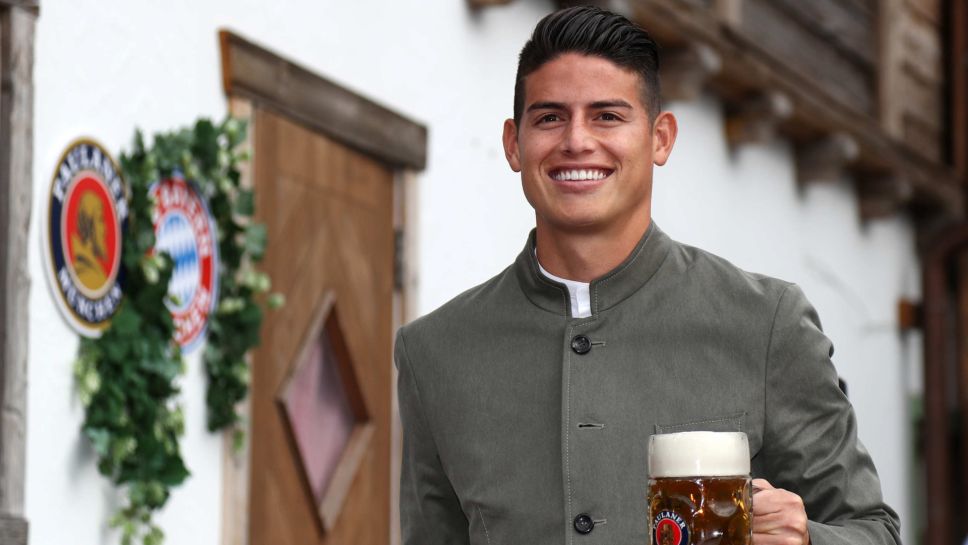 James Rodriguez vistiendo traje tradicional del Oktoberfest, con un vaso de cerveza en la mano 