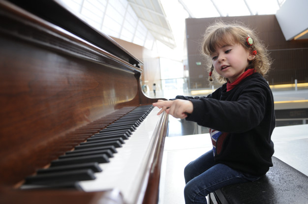 Niña tocando un piano.