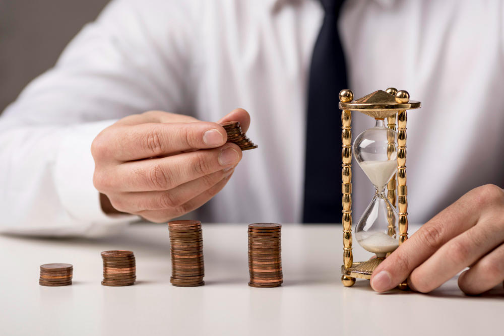 Hombre con reloj de arena y haciendo montones de monedas