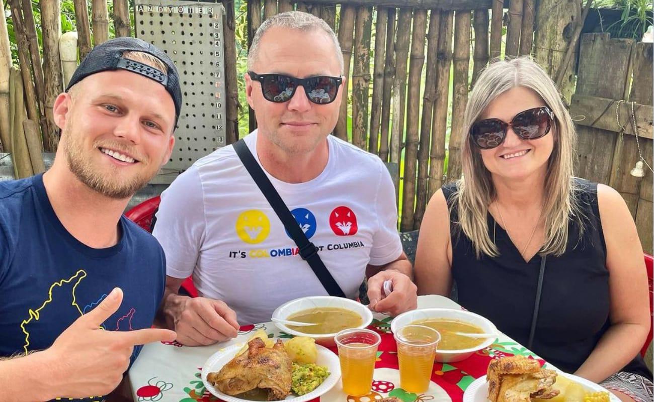 Youtuber Dominic Wolf, comiendo junto a sus padres.