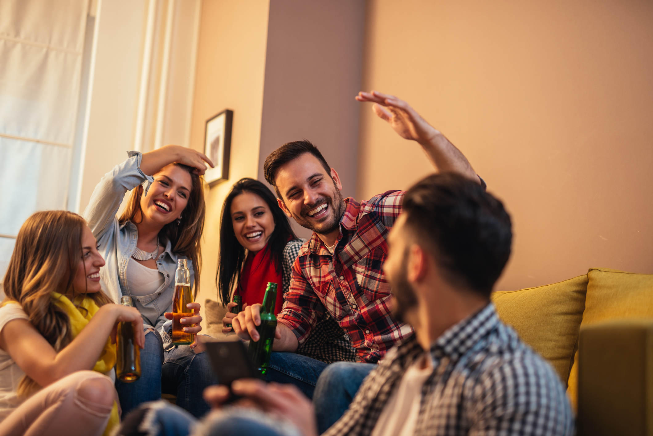 Grupo dé amigos sentados en la sala del apartamento que comparten.