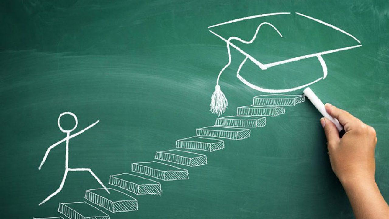 Dibujo en una pizarra, de un hombre subiendo escaleras para alcanzar un birrete.