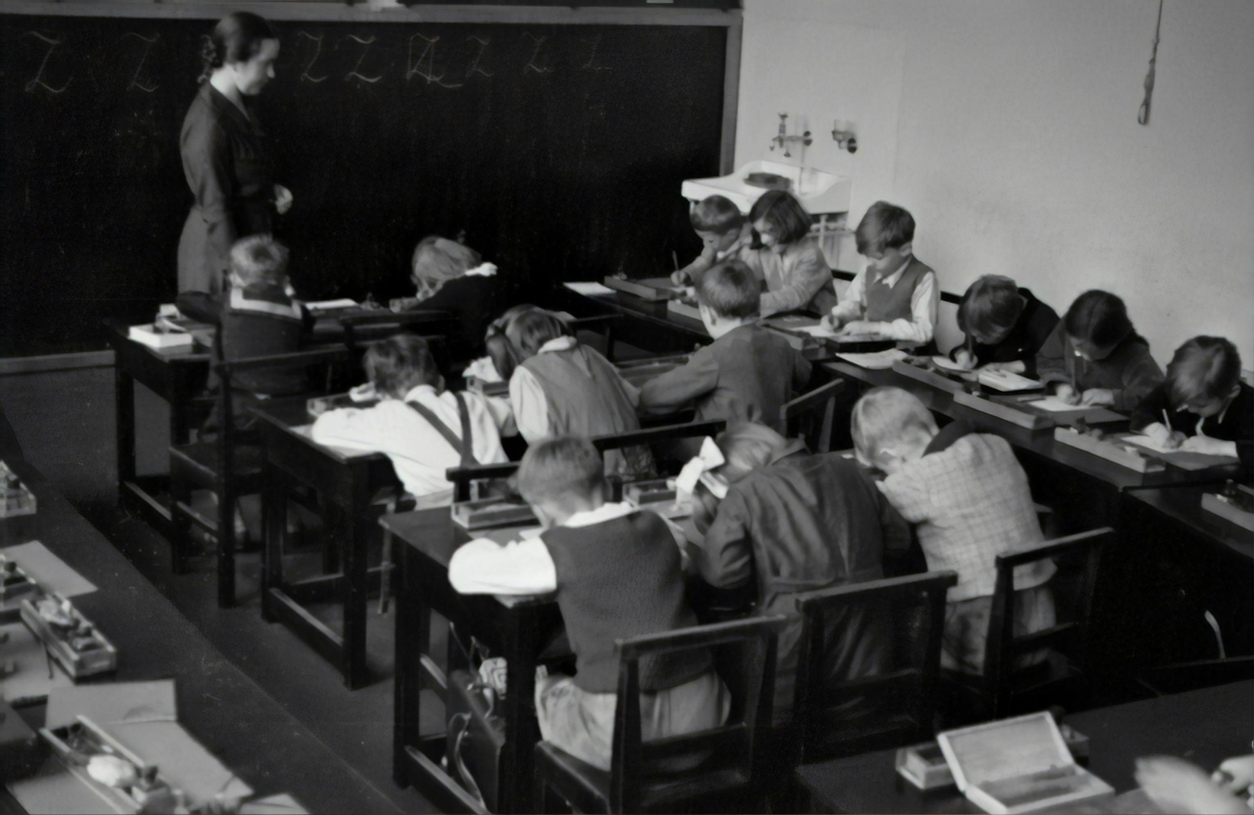 Aula en el siglo XIX con una profesora al frente