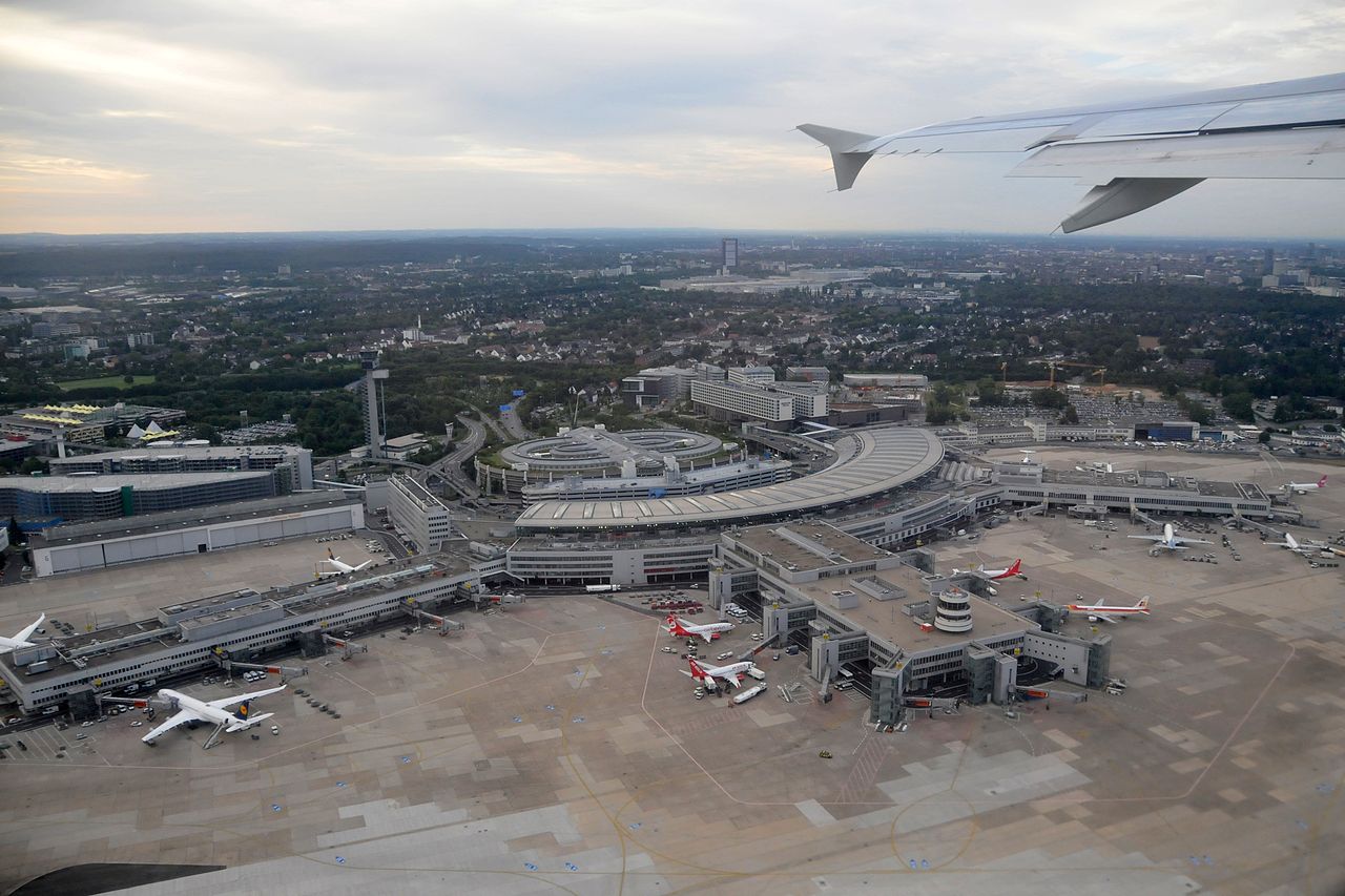 Terminal del aeropuerto de dusseldorf, vista desde el aire