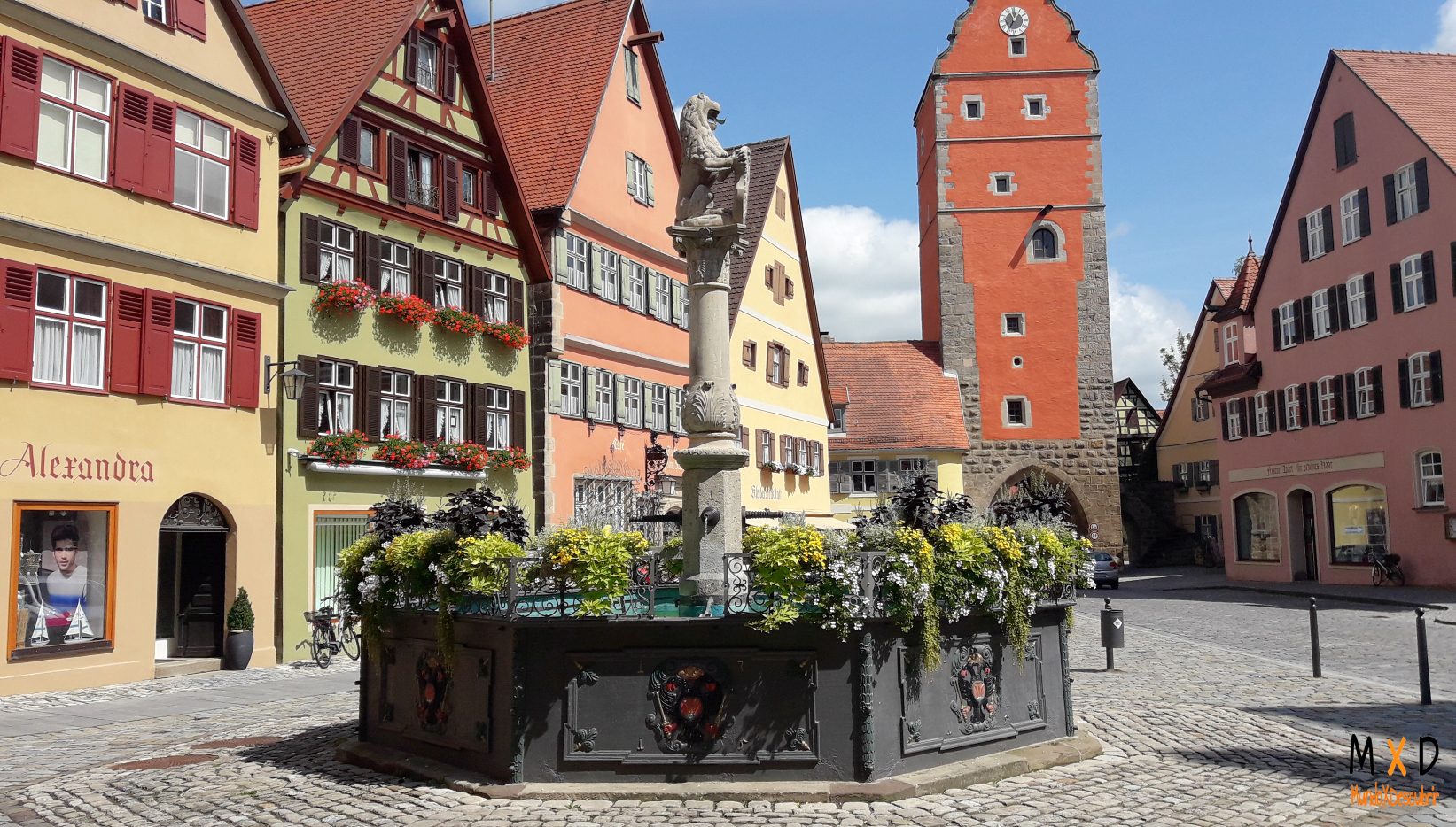 Plazoleta y casas antiguas en una de las calles típicas de la zona conservadora de Baviera, Alemania.