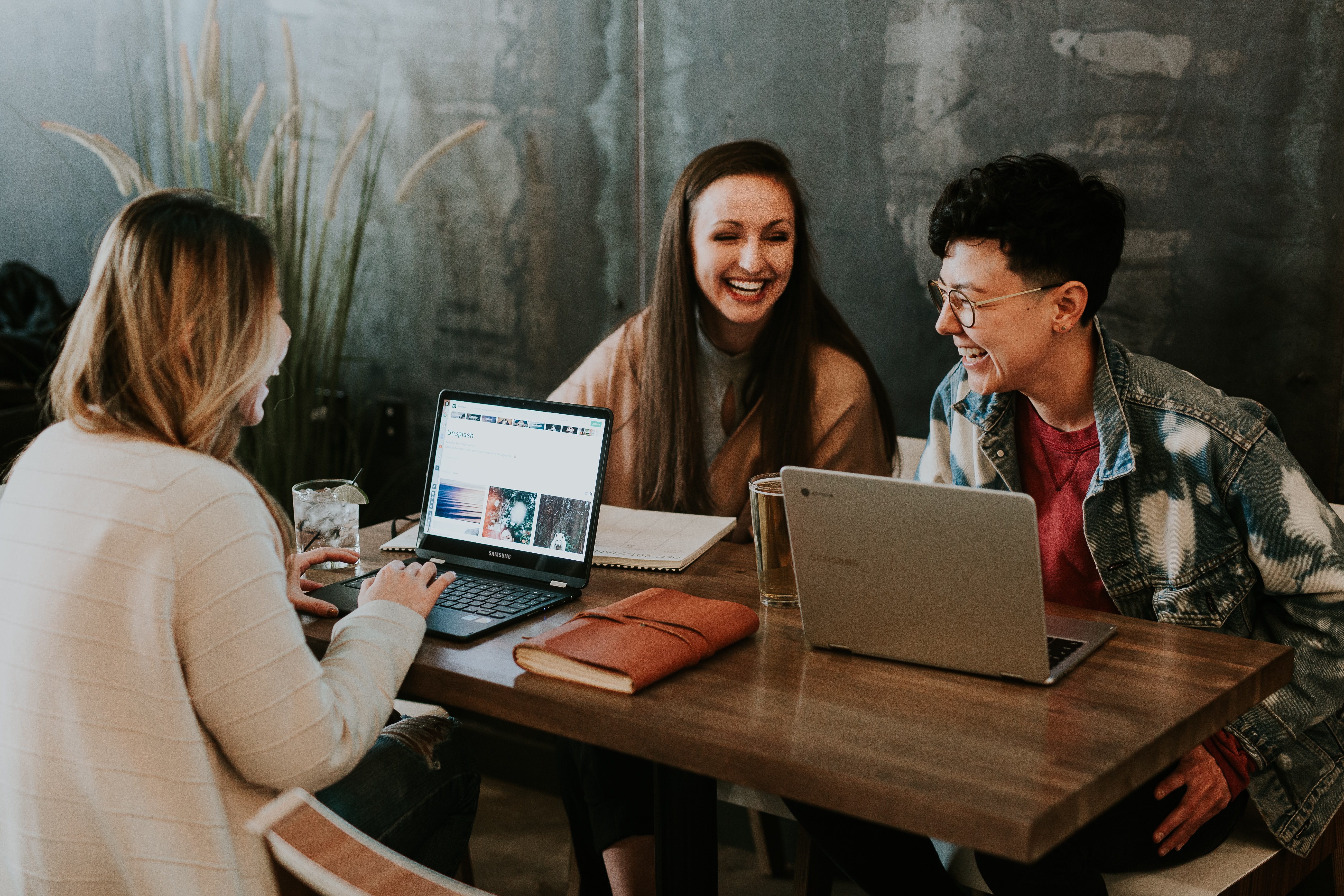 Personas de varias nacionalidades con laptops aprendiendo juntas