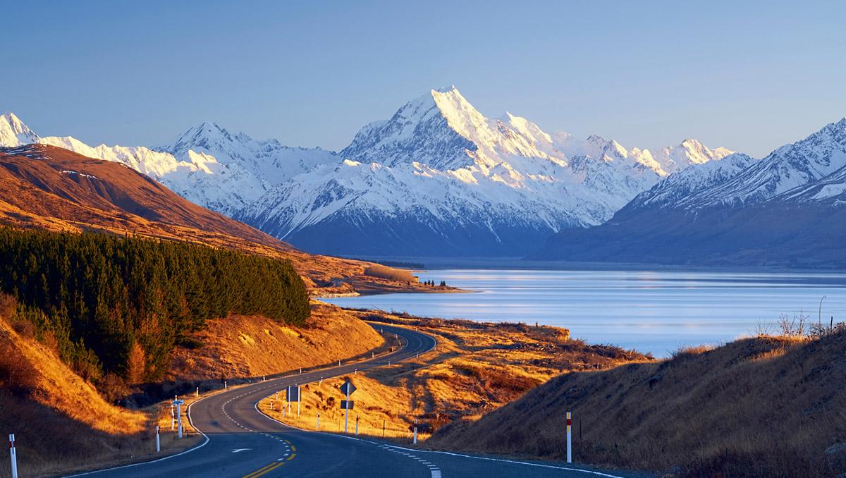 Carretera de nueva zelanda, vista bajo un atardecer.