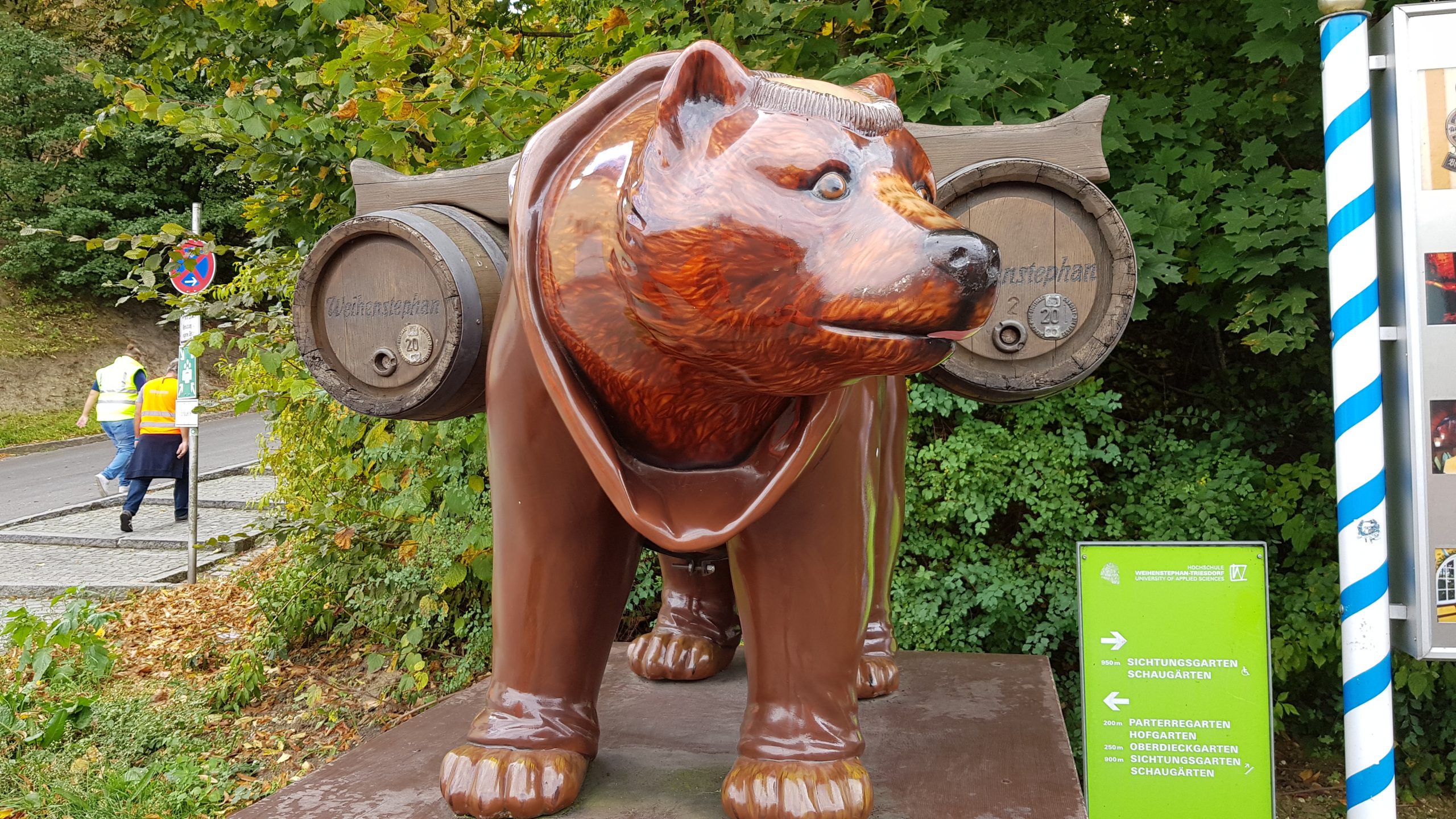 Estatua de un oso cargando dos barriles de cerveza