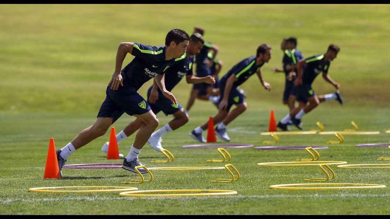 Jóvenes entrenado antes de un partido de futbol.