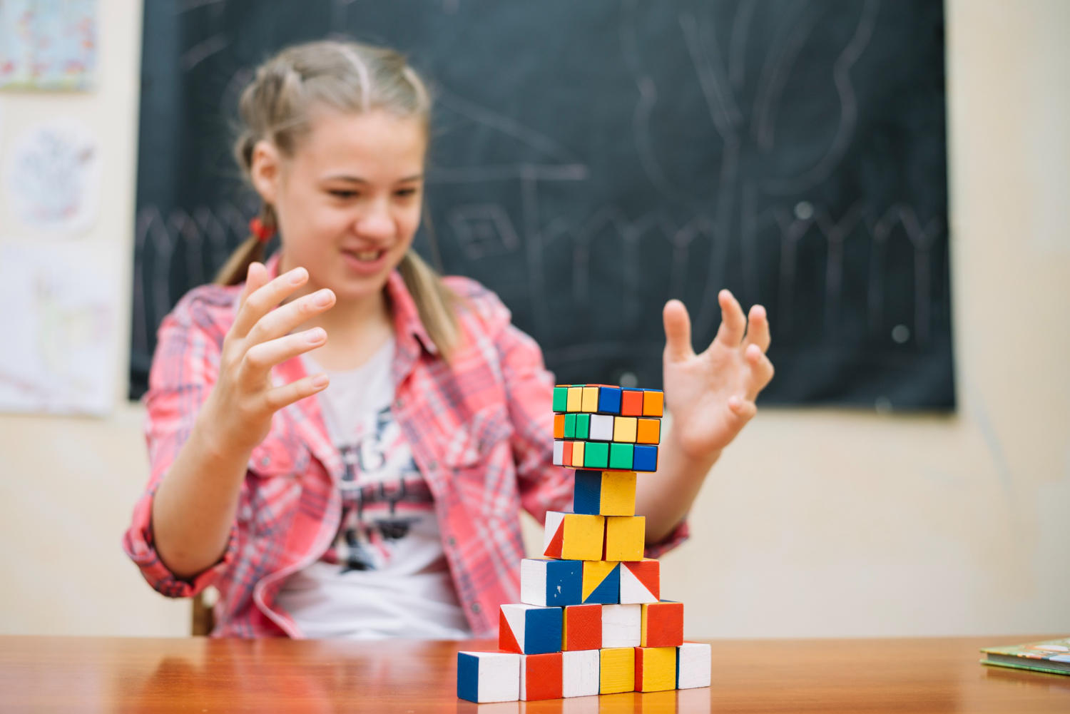 Chica apilando puzzles