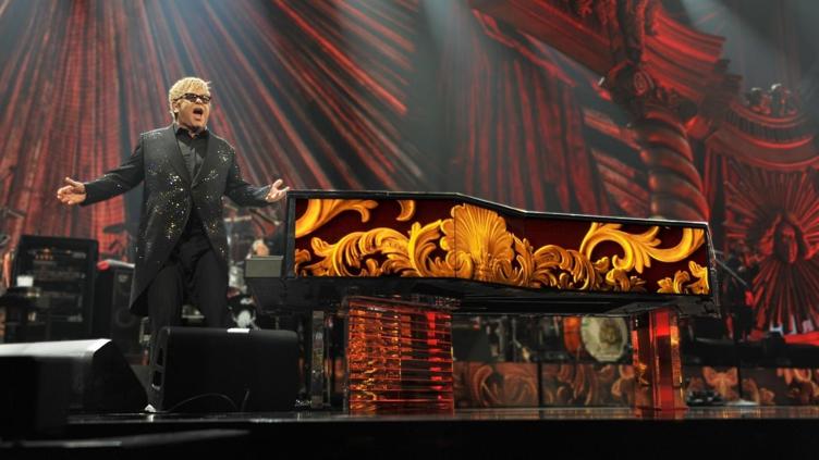 Elton John en vivo con un piano que se ve adornado