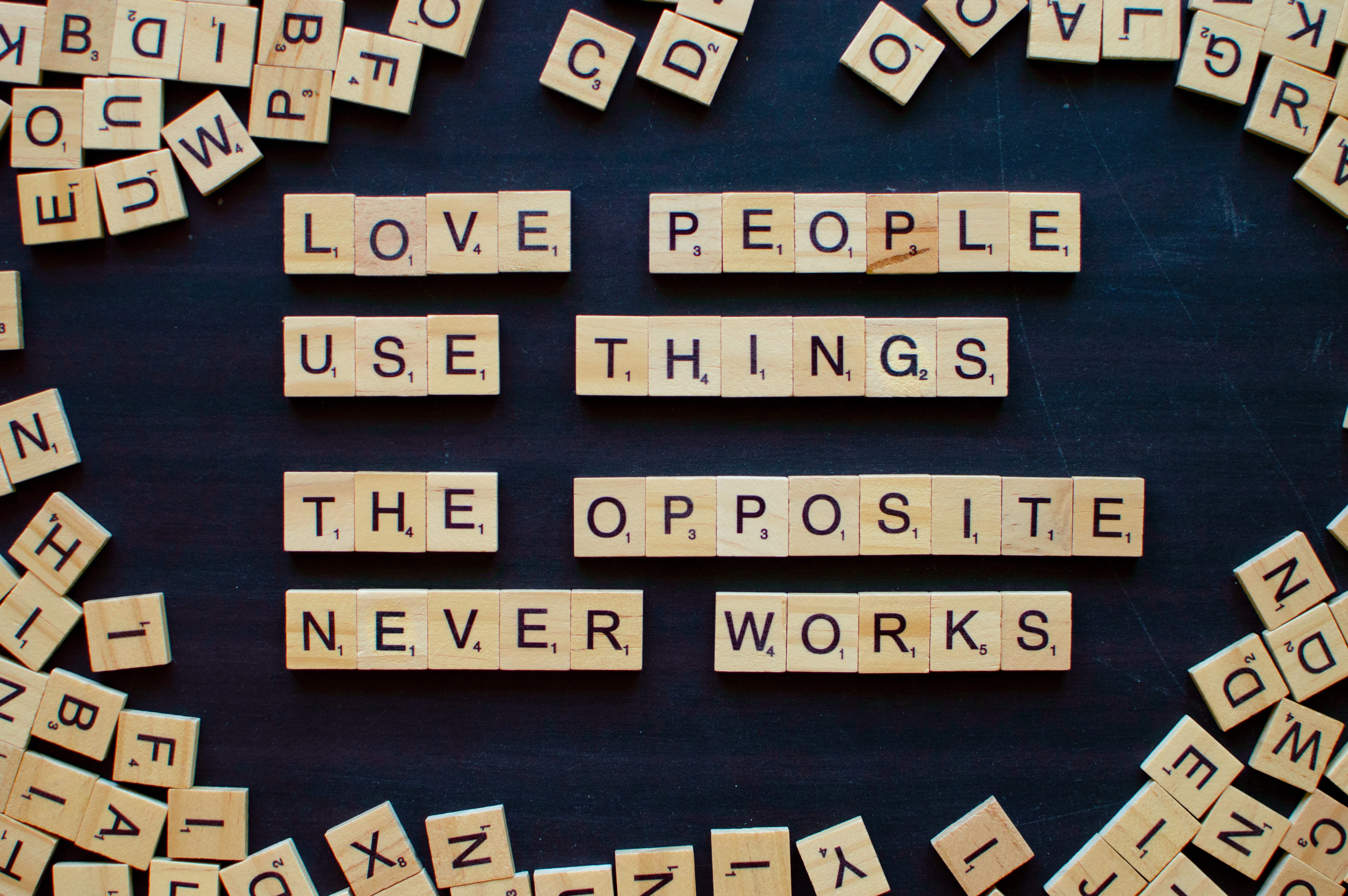 Juego de scrable indicando la importancia de que las personas usen las cosas y no lo opuesto en crítica a la tecnología.
