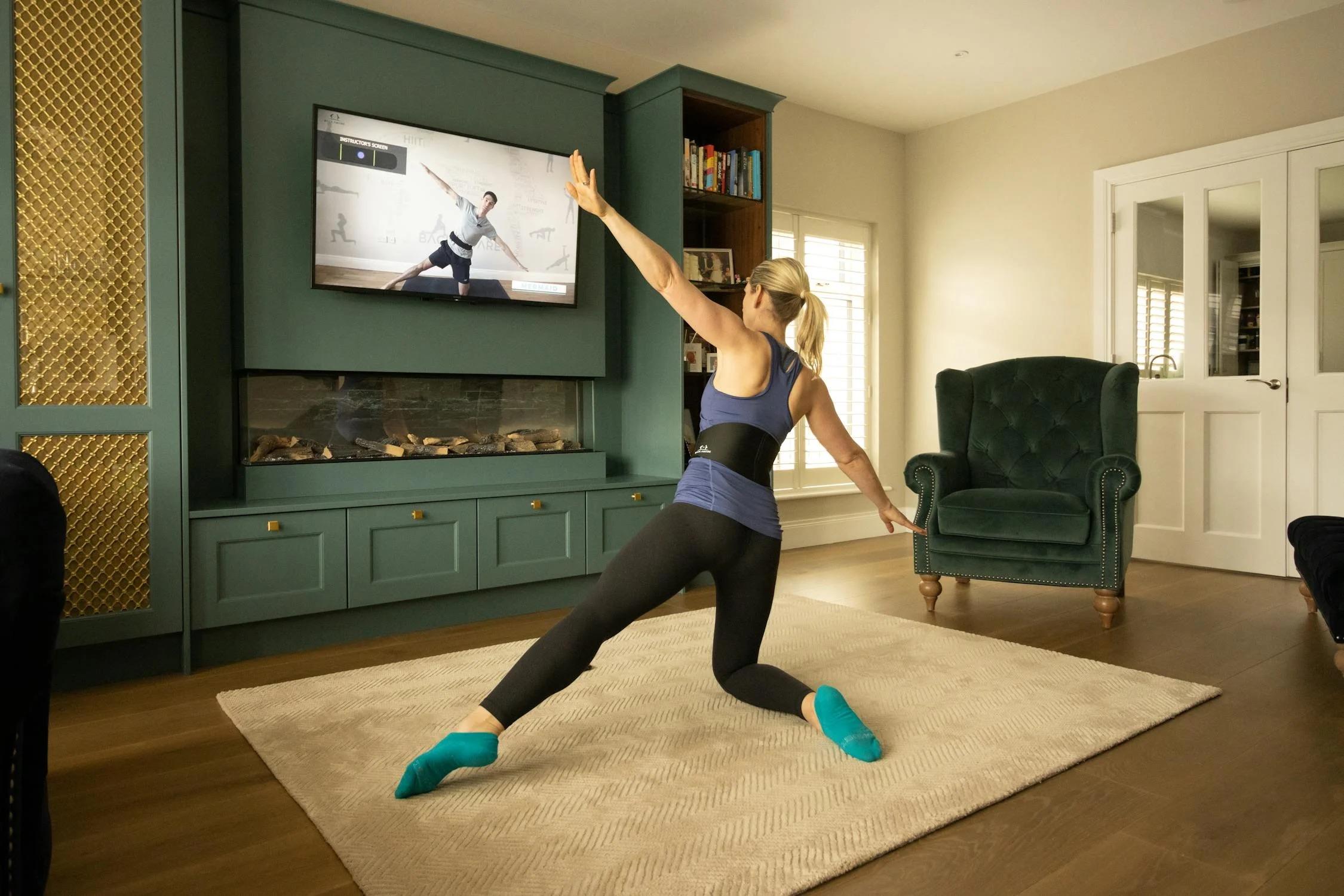 Mujer entrenando en casa con un entrenador personal virtual