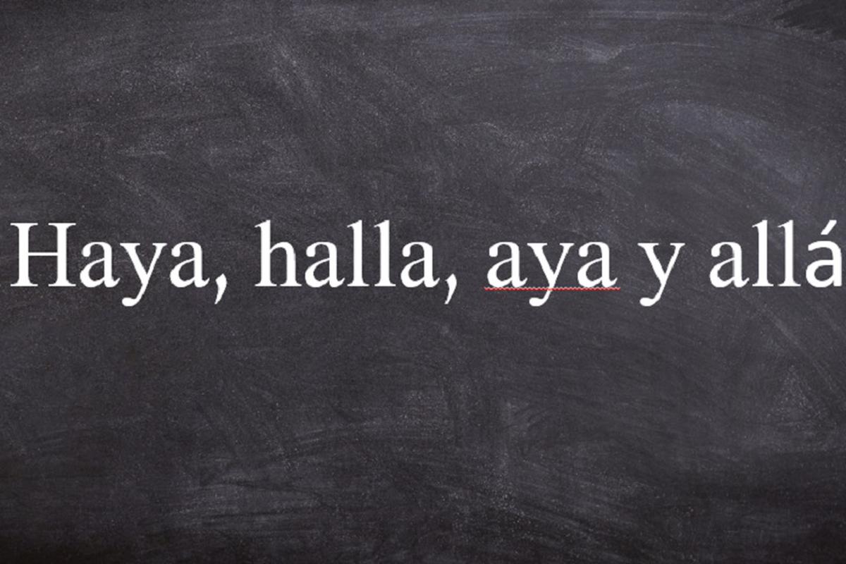 Pizarra con las palabras haya, halla, aya,allá.