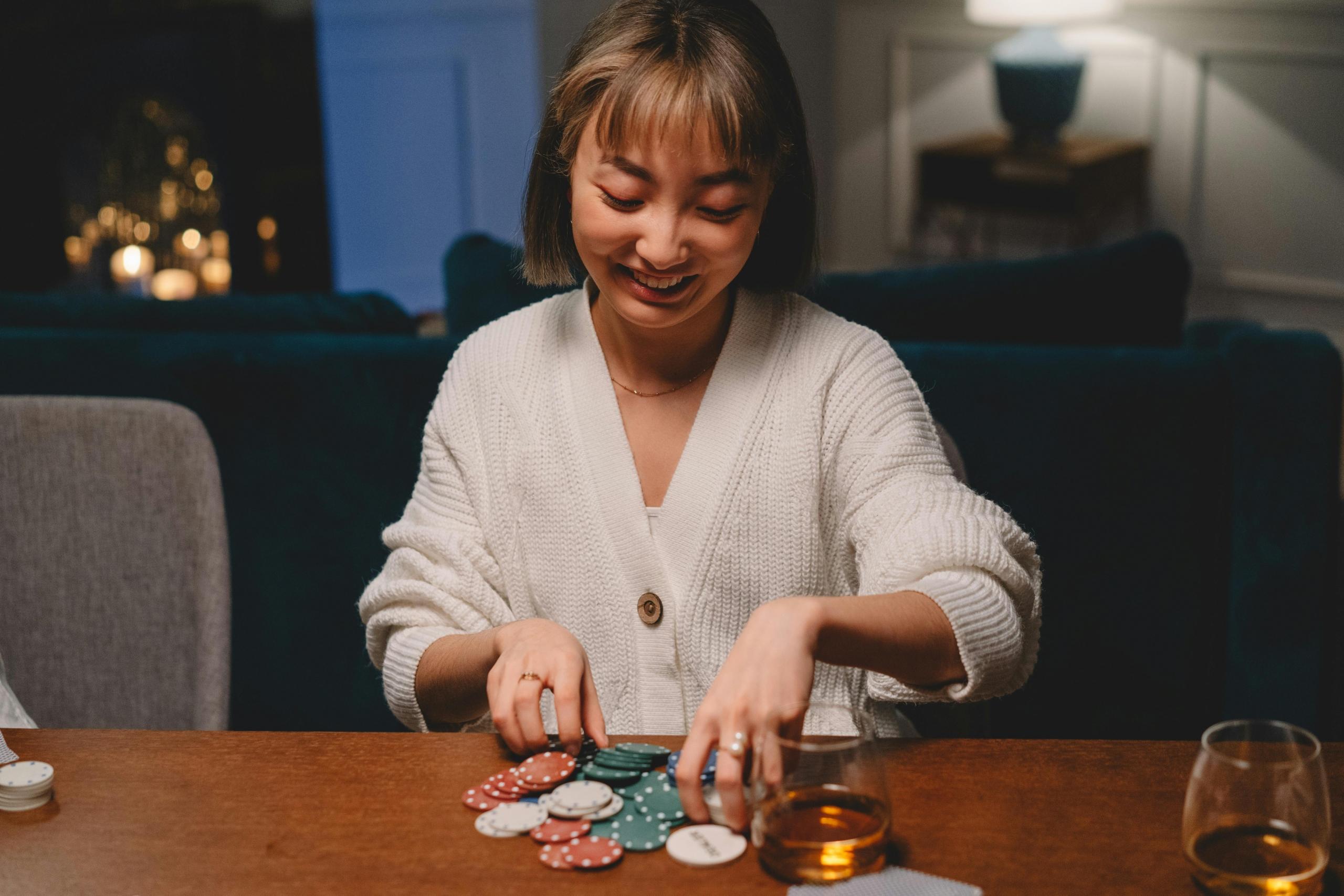 chica gana un partido de poker
