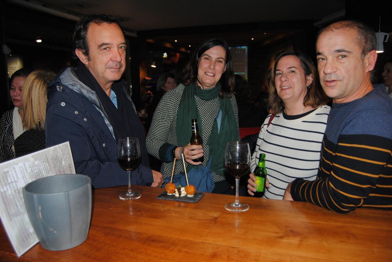 Grupo de amigos en un bar.