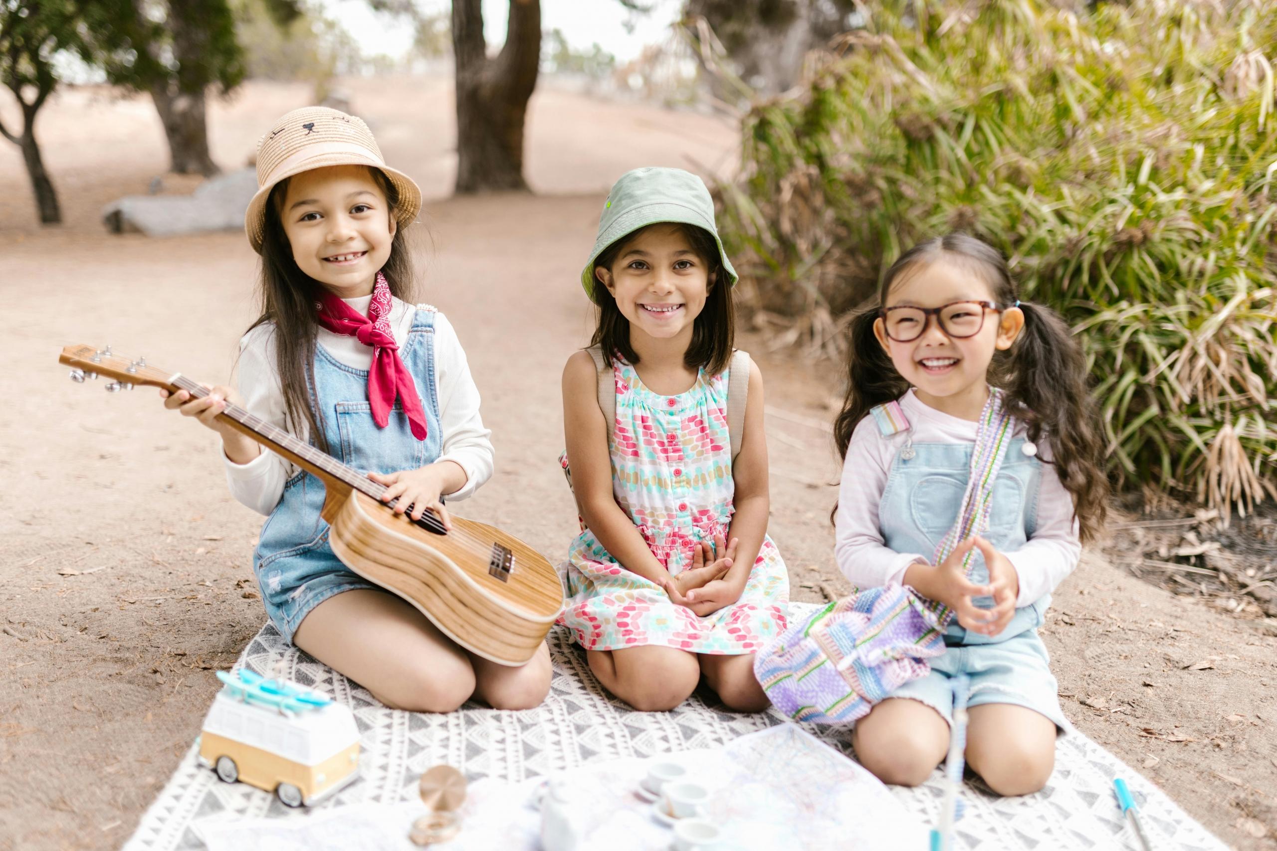 niños tocando la guitarra 