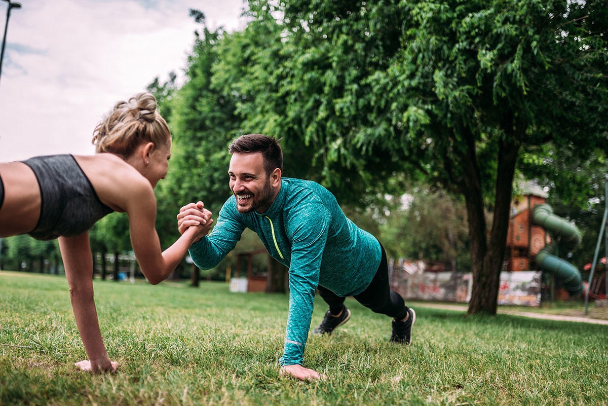 Pareja ejercitando al aire libre