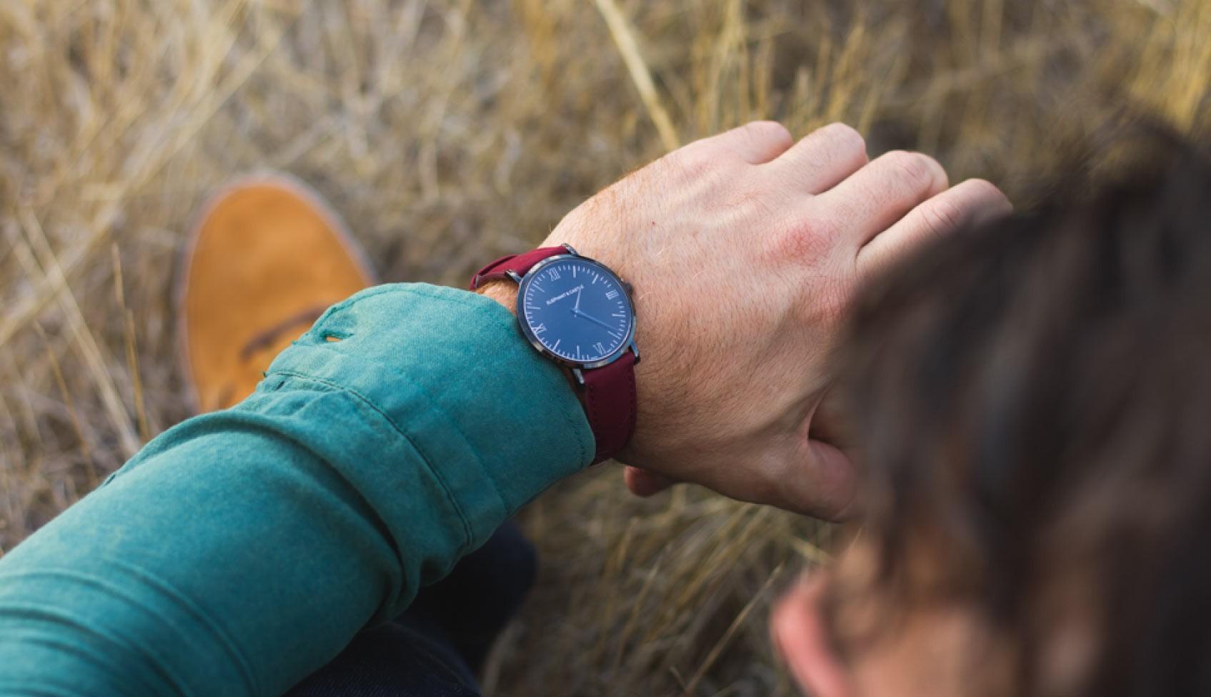 Hombre mirando su reloj