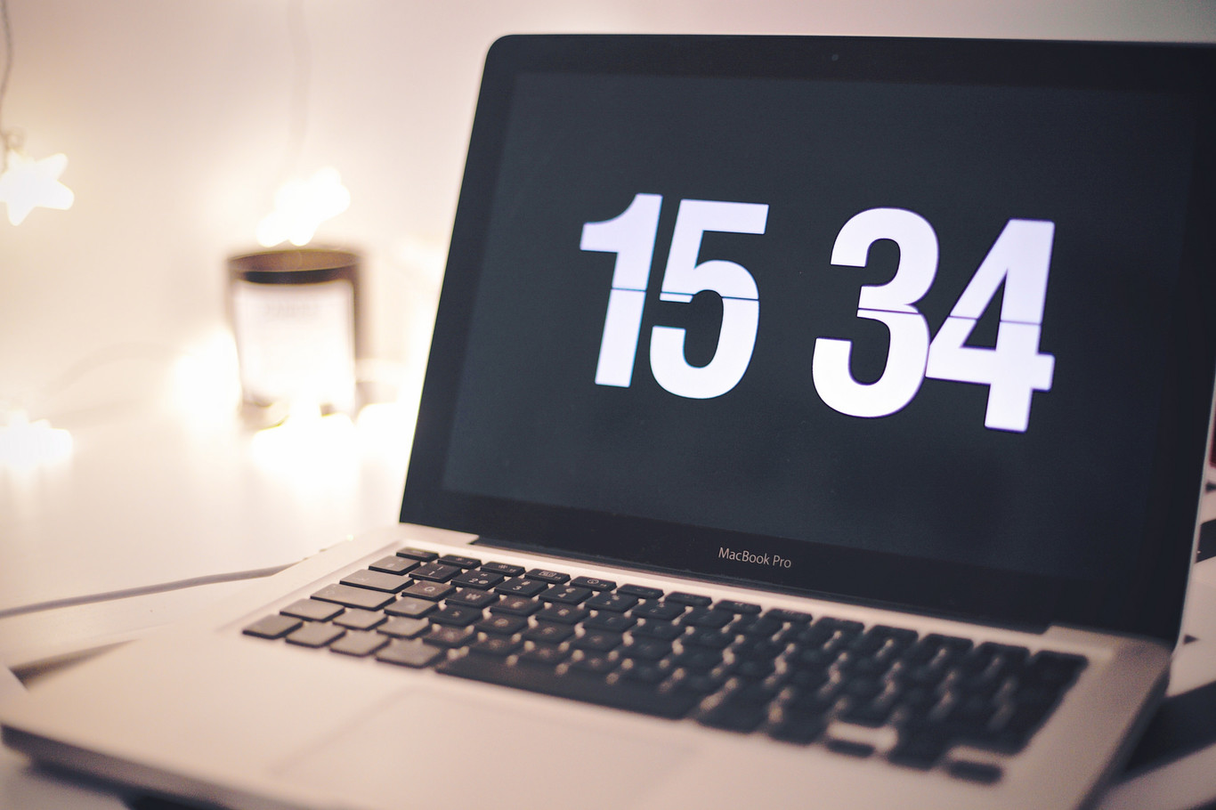 Computadora mostrando las 15 : 34 de la tarde.