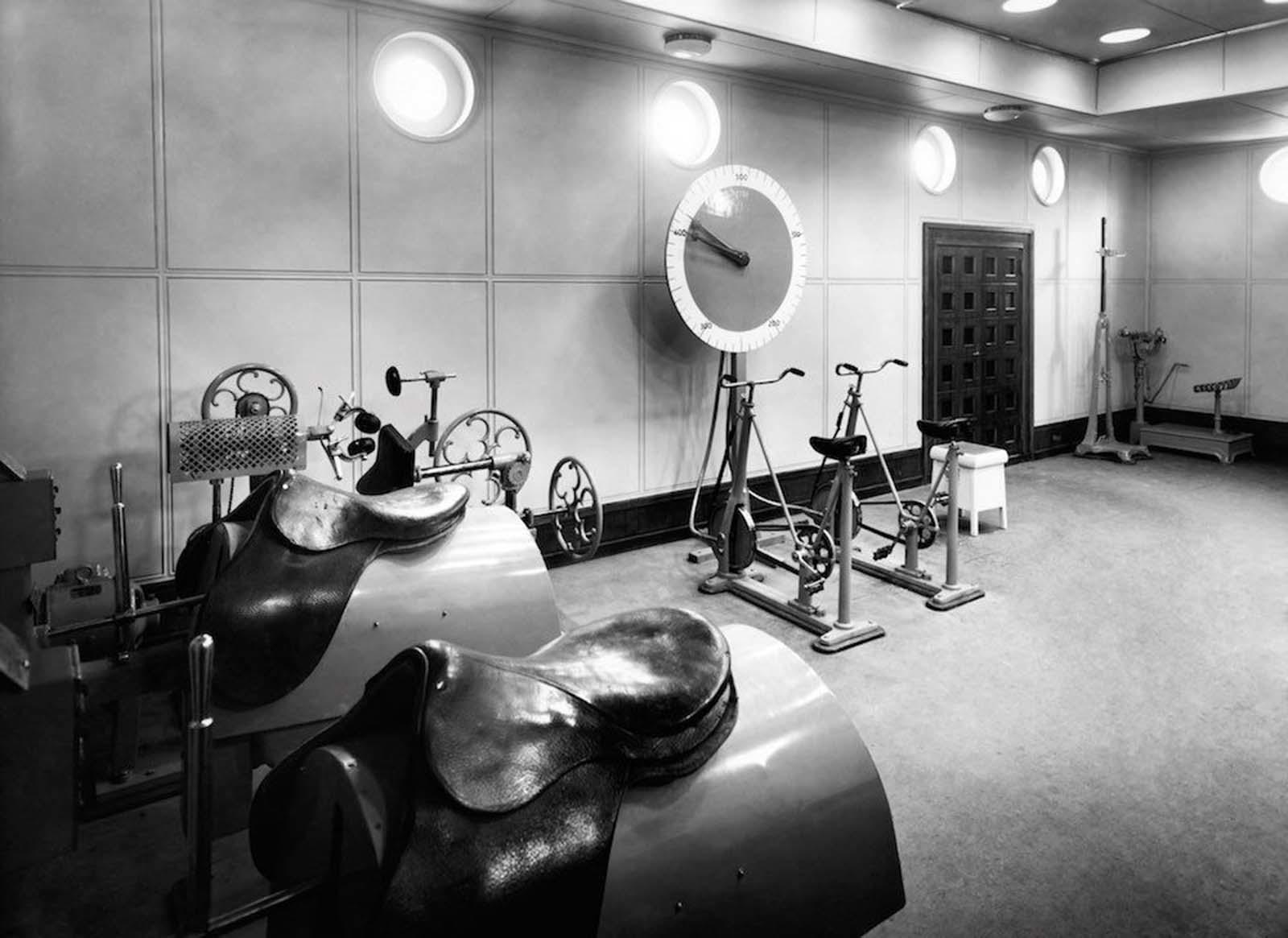 Maquinas de un gimnasio antiguo, vistas en blanco y negro.