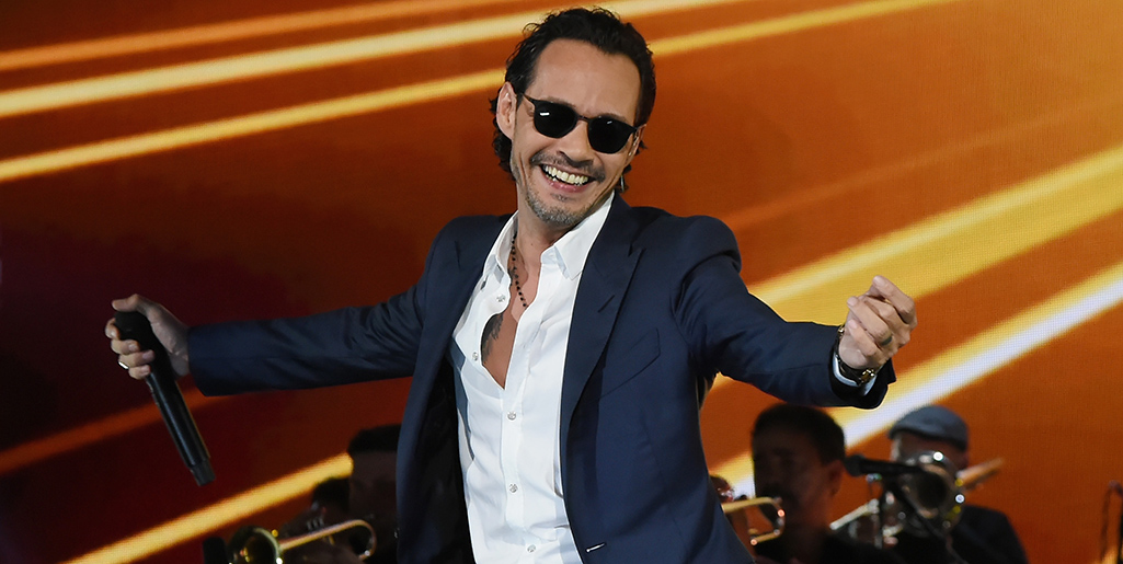 Marc Antonhy con brazos abiertos, trae gafas oscuras y saco azul