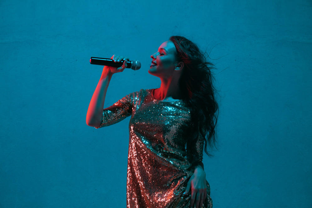 Mujer con vestido brillante cantando