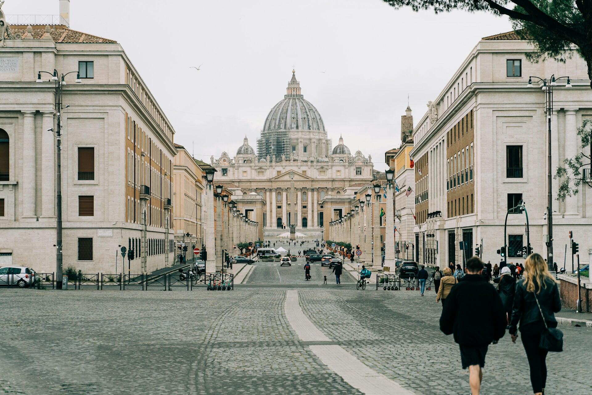 Italia es famosa por su capacidad de innovar mientras mantiene un profundo respeto por su legado histórico y artístico