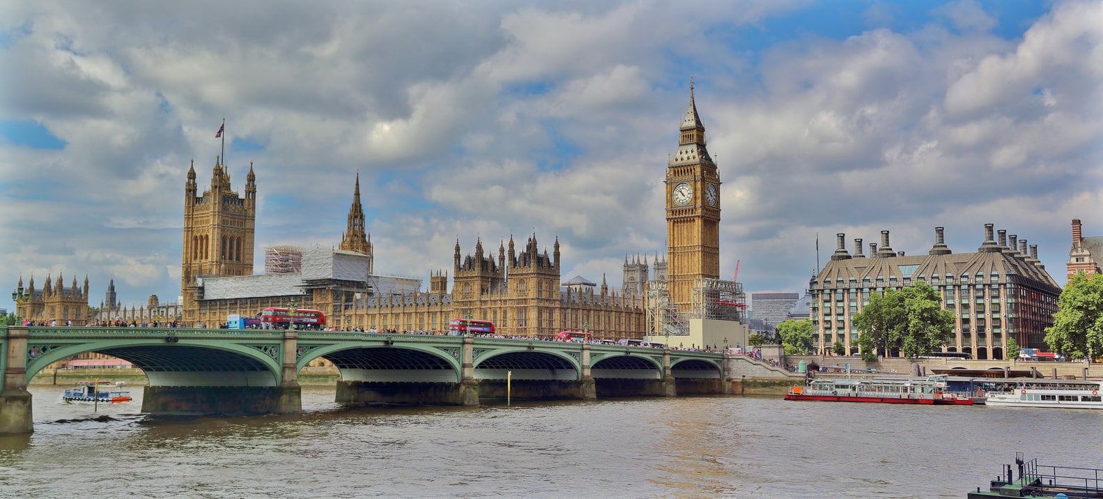 Vista del Támesis con el Big Ben de fondo, y los populares buses de dos pisos sobre el Westminster Bridge