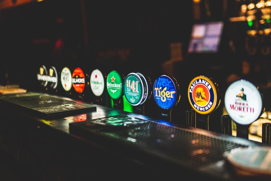 Las tapas de varios barriles de cerveza