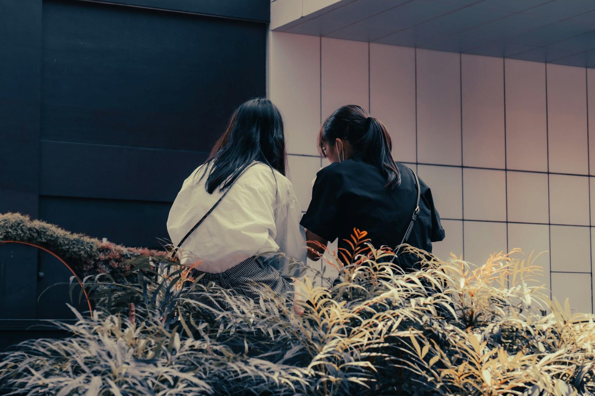 Hablar con amigas es importante para practicar un idioma extranjero