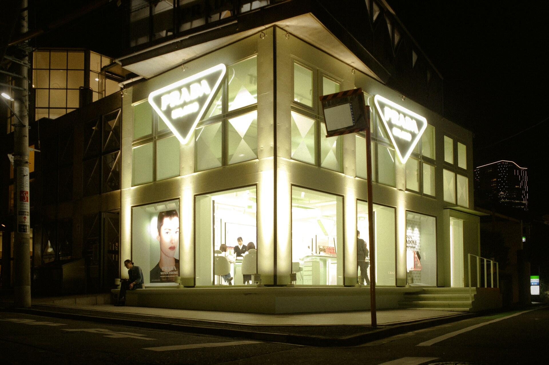 Situadas en prestigiosas zonas como la Vía Montenapoleone, estas boutiques son el reflejo del estilo sofisticado de Italia